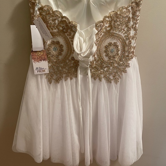 PROM DRESS never been worn brand new - Picture 8 of 9